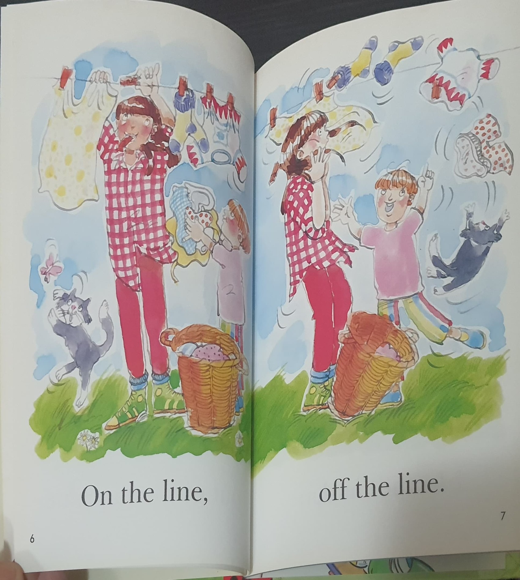 หนังสือนิทานปกแข็ง ** 🍅🍓READ WITH LADYBIRD:L1 BOOK 4 STUCK IN THE MUD