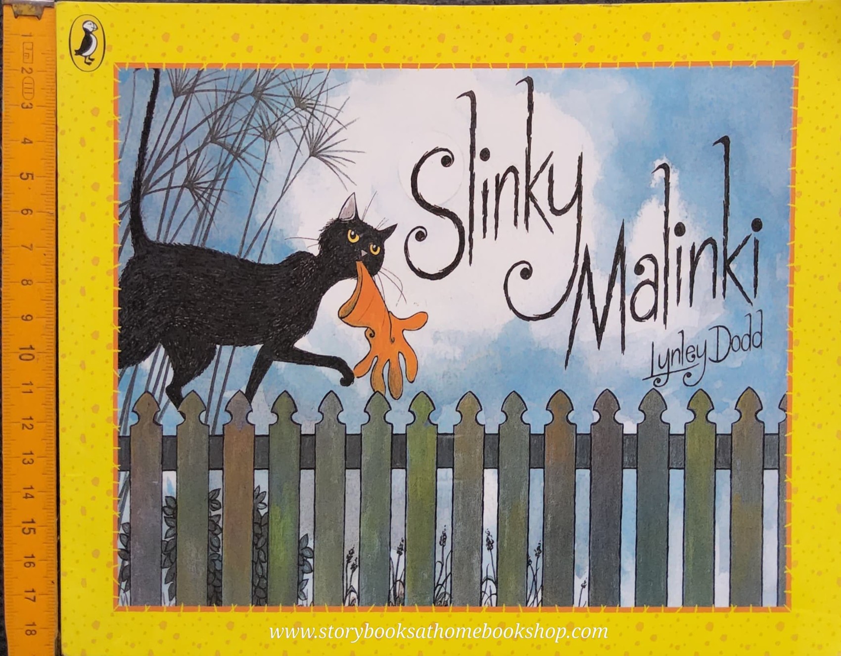 หนังสือนิทานปกอ่อน** 🍅🍓 Slinky Malinky by Lynley Dodd
