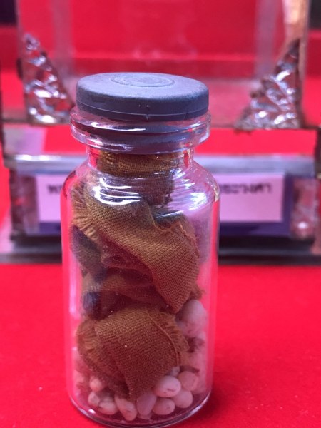 ทันตธาตุหลวงปู่ครูบาชัยยะวงศา พร้อมผ้าจีวรและพระธาตุข้าวบิณฑ์