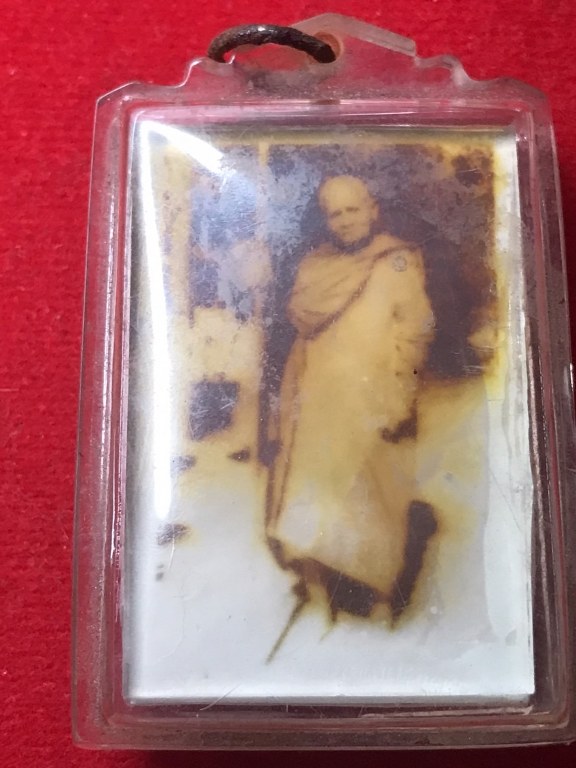 พระทันตธาตุ จีวร เกศา รูปถ่าย หลวงปู่แหวน วัดดอยแม่ปั๋ง เลี่ยมโบราณ ไม่น้อยกว่า 40 ปี เจ้าของเดิมเป็นศิษย์รับใช้หลวงปู่แหวน เป็นครูที่ อ.พร้าว ชื่อคุณพ่อประจักษ์ อายุ 95 ปี ปัจจุบัน (พ.ศ.2566) ยังมีชีวิตอยู่ ท่านเคยรับใช้หลวงปู่แหวน ช่วงปี 2524-2528