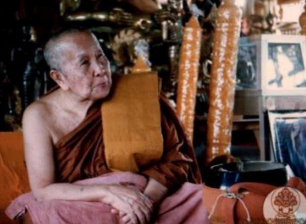 อัฐิธาตุ หลวงปู่สิม วัดถ้ำผาปล่อง อ.เชียงดาว จ.เชียงใหม่ ได้มาจากพ่ออาคม อายุ 82 ปี เคยเป็นตำรวจ อ.แม่แตง จ.เชียงใหม่่ เคยเป็นลูกศิษย์หลวงปู่สิม ปัจจุบัน (พ.ศ.2567) บ้านอยู่อำเภอพร้าว จ.เชียงใหม่