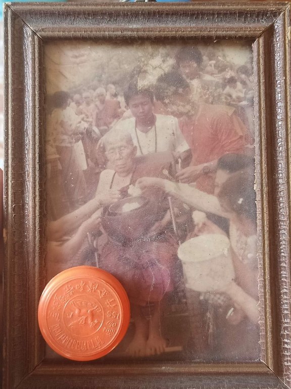 พระทันตธาตุ / พระเกศา / ลูกอมไคลธาตุ / รูปถ่าย / หมวกไหมพรม / รัดประคต เป็นของครูบาเจ้าพรหมจักร วัดพระพุทธบาทตากผ้า ชุดนี้เดิมเป็นของพ่อหนานถา เป็นศิษย์ใกล้ชิดดูแลหลวงปู่ครูบาพรหมจักร ในยุคปลายก่อนที่หลวงปู่ท่านจะนิพพาน