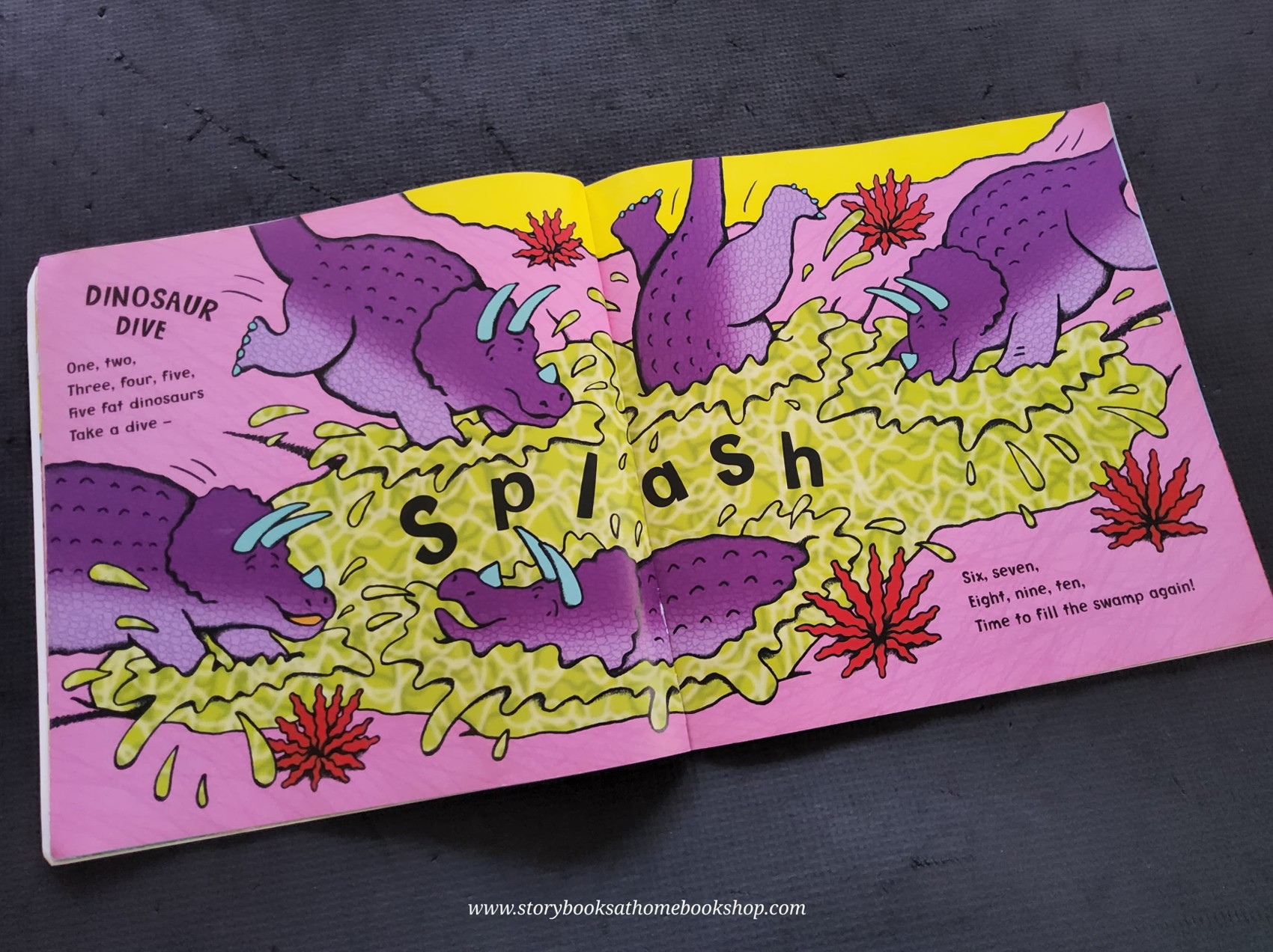 หนังสือนิทานปกอ่อน** 🍅🍅STOMP,CHOMP,BIG ROARS! HERE COME THE DINOSAURS!