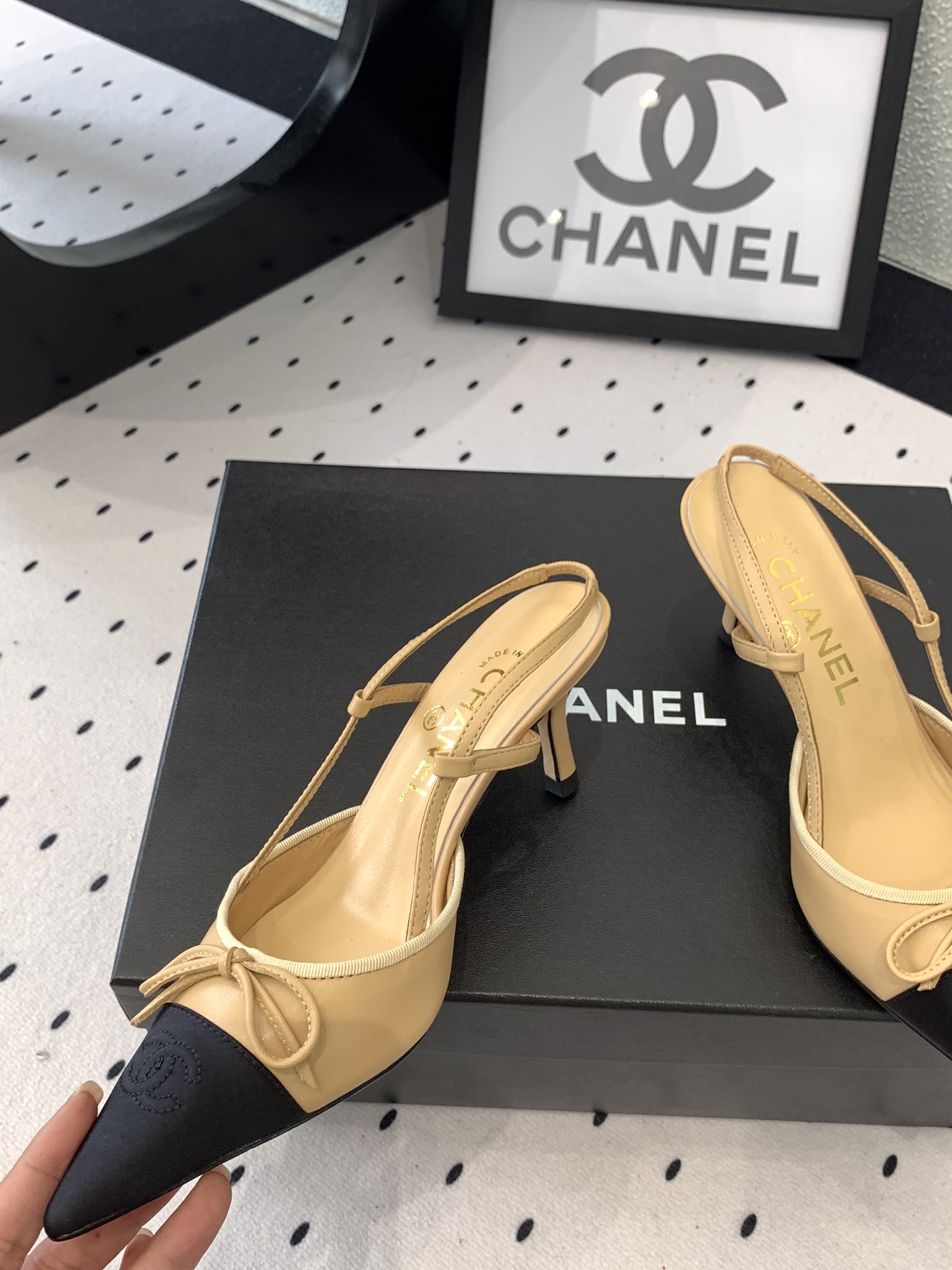 [Pre-order] รองเท้า Chanel Beige/Black Leather Bow CC Cap Toe Pointed Pumps Sling back Heel เกรดที่ดีที่สุด สำเนา