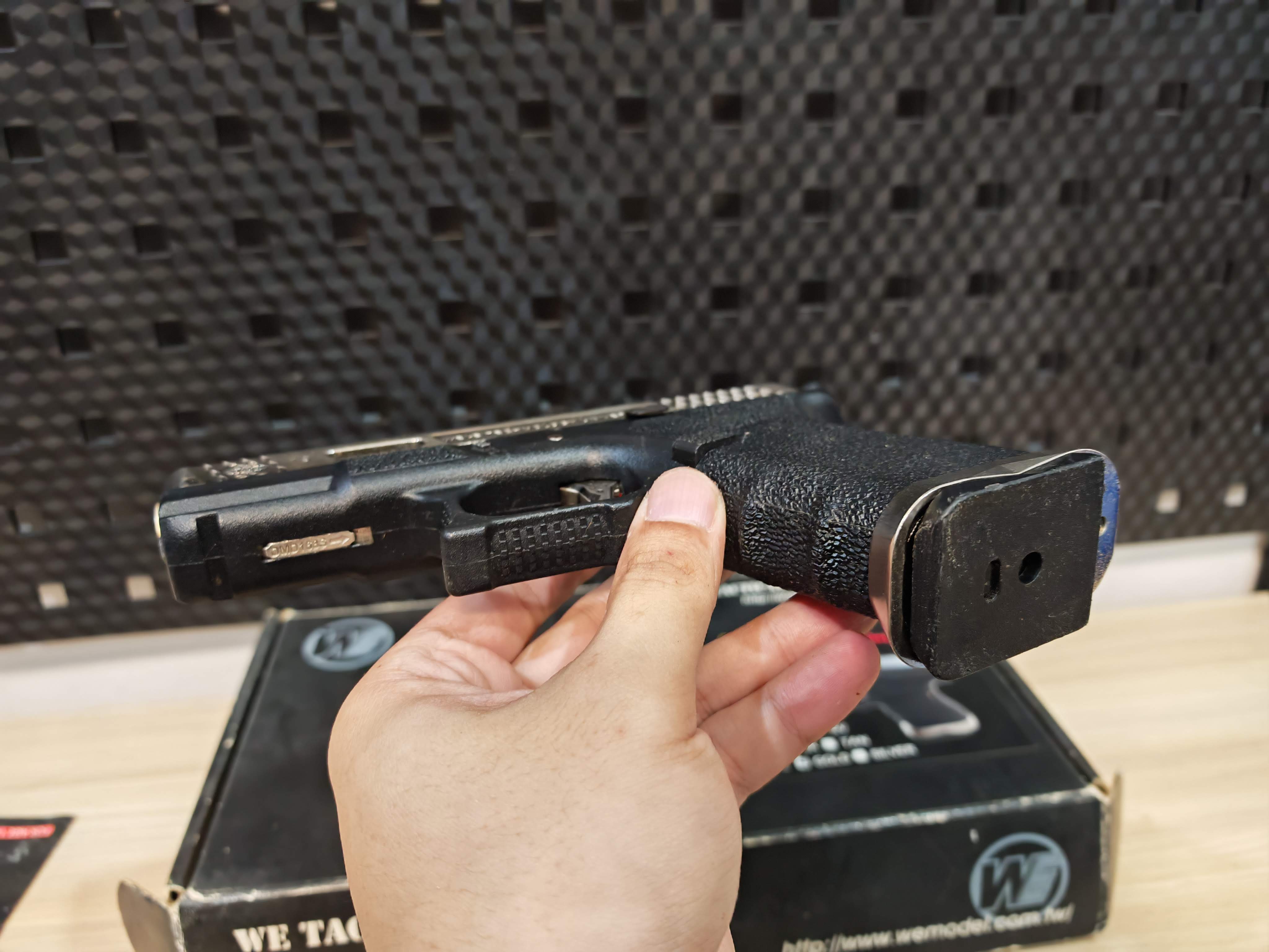 WE Glock19 G-Force Custom เฟรมดำ สไลด์เงิน ลำกล้องทอง GBB BB Gun บีบีกัน แบบแก๊ส ปืนอัดลม มือสอง Airsoft Gun