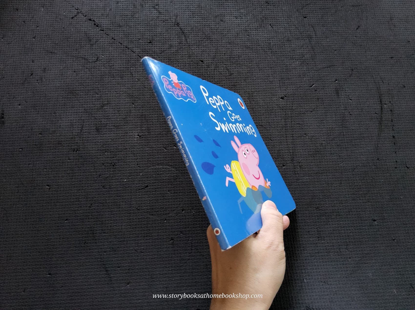 BOARD BOOK** 🍅🍅PEPPA GOES SWIM