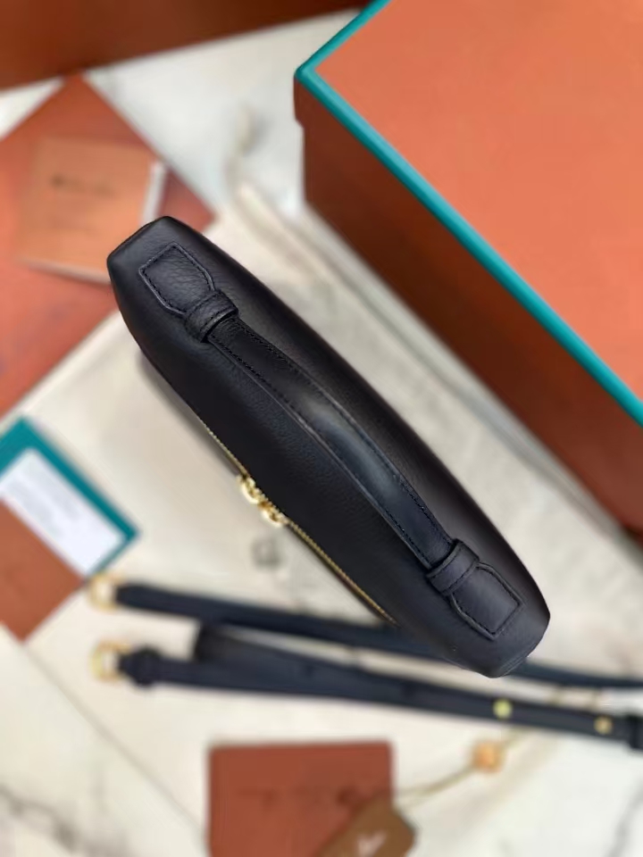 [Pre-order] Loro Piana รุ่น L19 Extra Pocket Pouch Black Calfskin งานเกรดคุณภาพเทียบแท้ VIP QUALITY