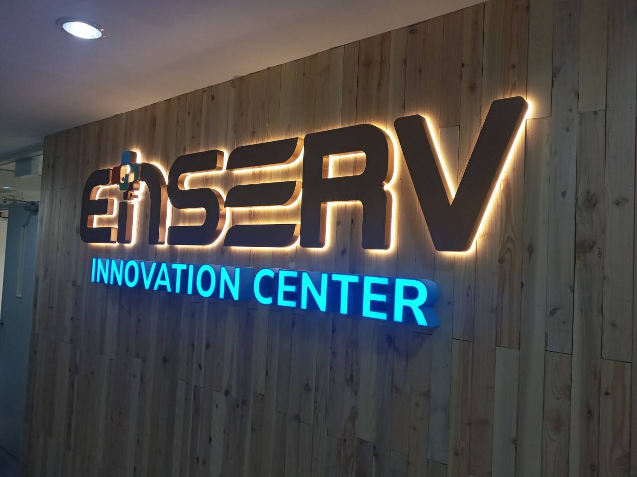 ป้ายอักษรซิงค์ทำสีไฟออกหลัง โลหะสแตนเลสแฮร์ไลน์ สแตนเลสหน้าทองไฟออกหลัง