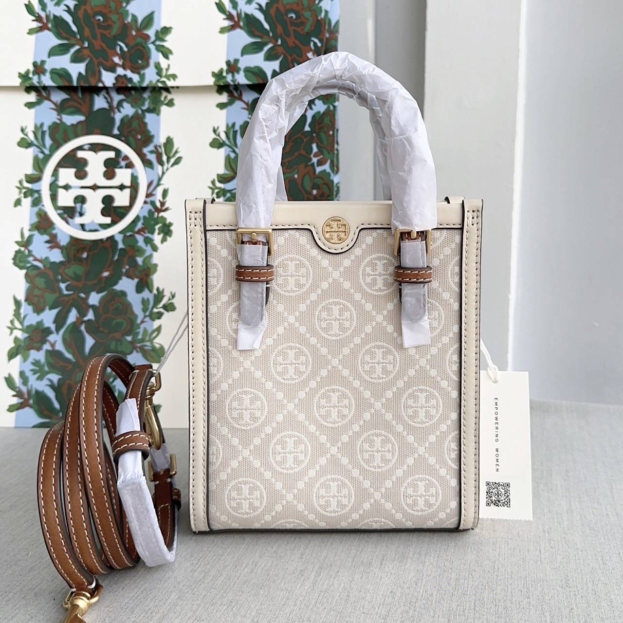 New Tory Burch Mini Tote Jacquard มีสายยาวถอดได้ ปรับได้ค่ะ ใส่ 13 Pro max ได้ค่ะ ขนาด H 7.4” x L 6.4” x D 2.6”