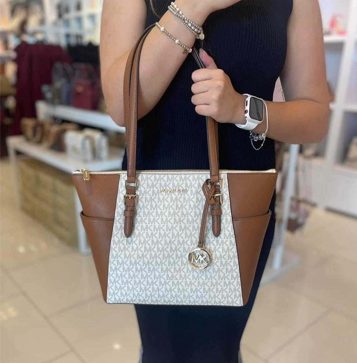 รอบใหม่เข้าแล้วค่ะ New Michael Kors Tote charlotte zip - ปากกระเป๋า 15 นิ้ว ฐาน 10 นิ้ว สูง 10 นิ้ว