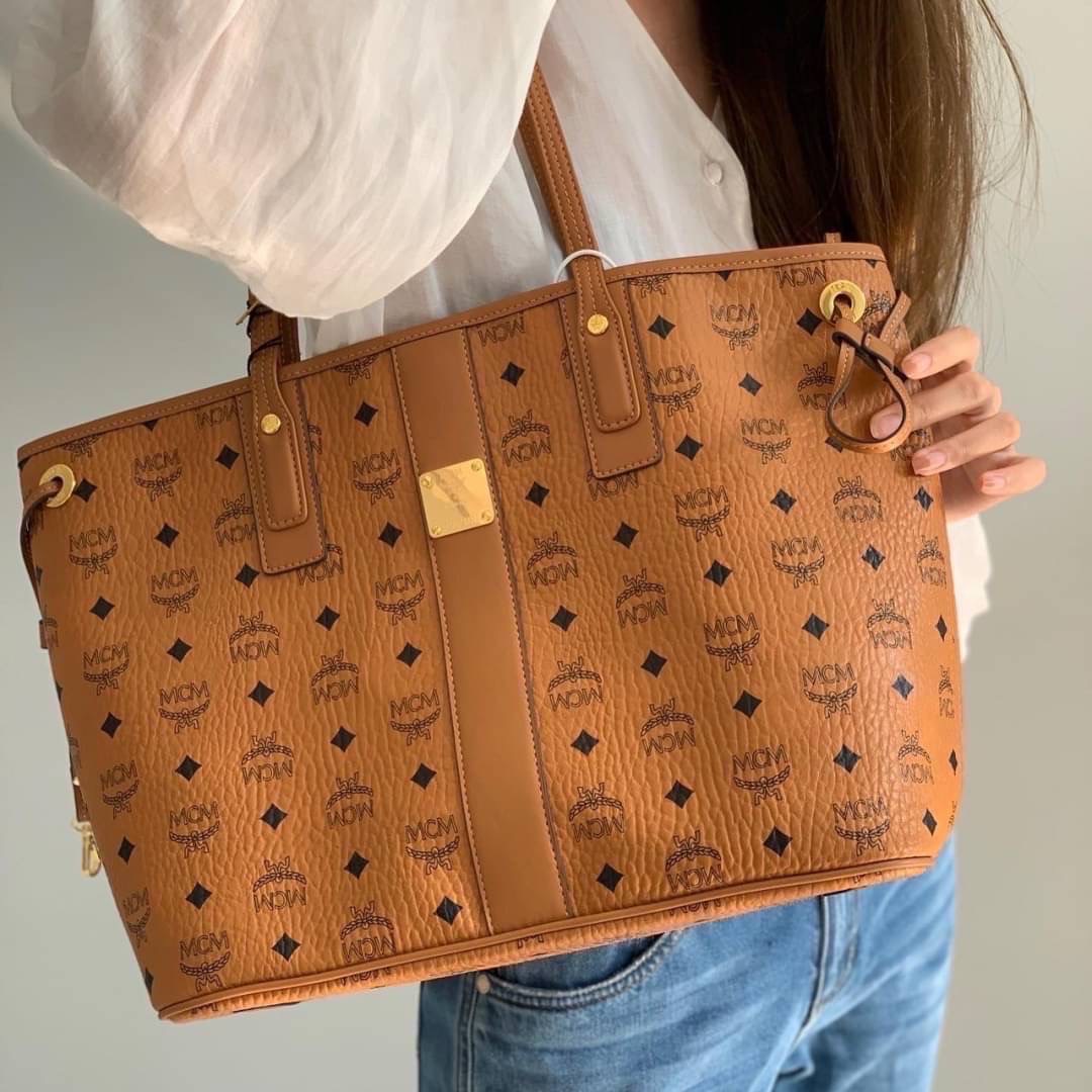 NEW MCM MEDIUM REVERSIBLE SHOPPER ใช้ได้ 2 ด้าน Sz. ใบแม่ 14” (L) x 11” (H) x 6” (W) ปากบน 17” อุปกรณ์ถุงผ้า/การ์ด