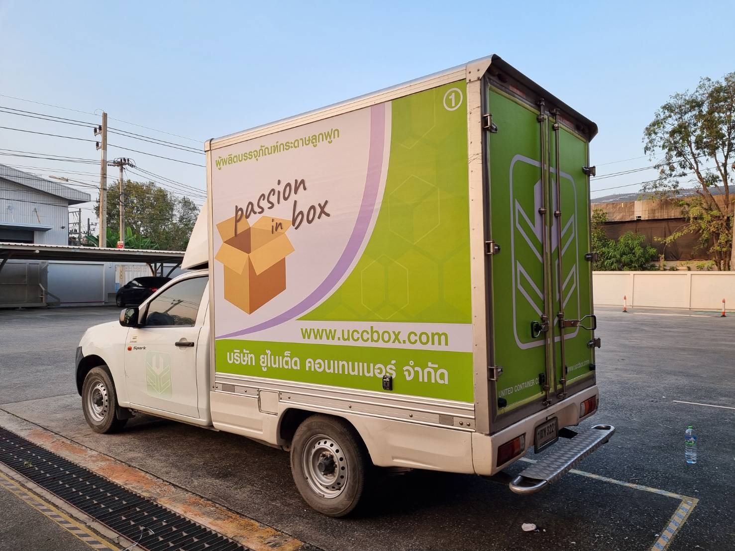 งานติดตั้งติดสติ๊กเกอร์รถกระบะตู้ทึบ สติ๊กเกอร์ทึบแสง