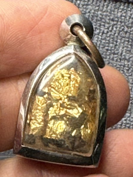 ทันตธาตุ ครูบาก๋องคำ วัดป่าคา จ. เชียงราย ร.ต.อ.พิทักษ์ ได้มาจากคุณปรีชา อดีตทำงานชลประทานใน จ.เชียงราย คุณปรีชา อายุ 65 ปี เป็นคน อ.พาน จ.เชียงราย คุณปรีชา เป็นลูกศิษย์ครูบาก๋องคำ นับถือครูบาก๋องคำมาก คุณปรีชา ได้รับพระทันตธาตุมาเมื่อปี 2543