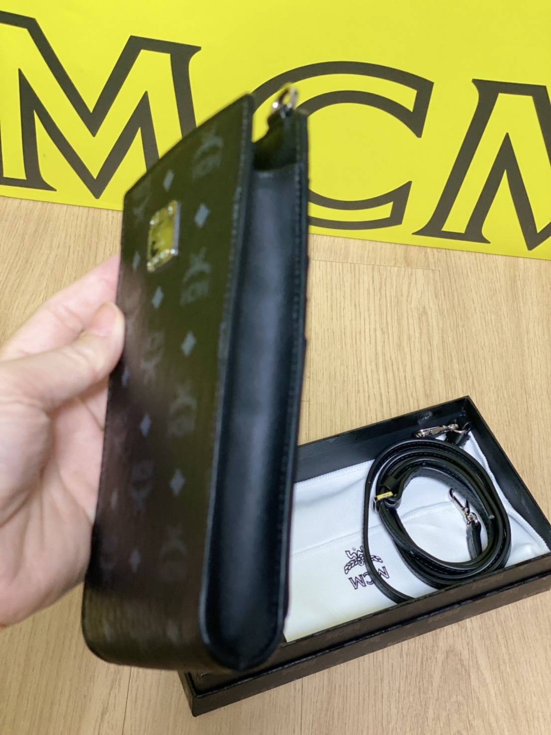 New Mcm phone bag crossbody สีดำ