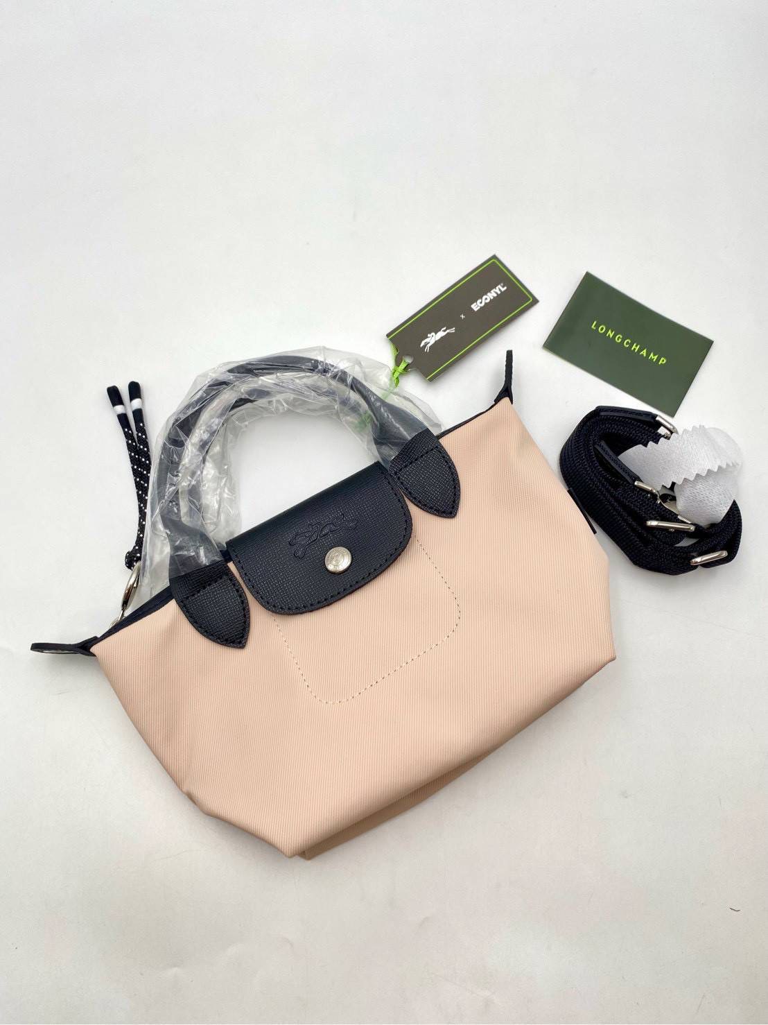 New Longchamp *สายปรับได้ สี NUDE ขนาด : 17 ซม. (ยาว - วัดที่ฐานกระเป๋า) x 14 ซม. (สูง) x 10 ซม. (กว้าง)