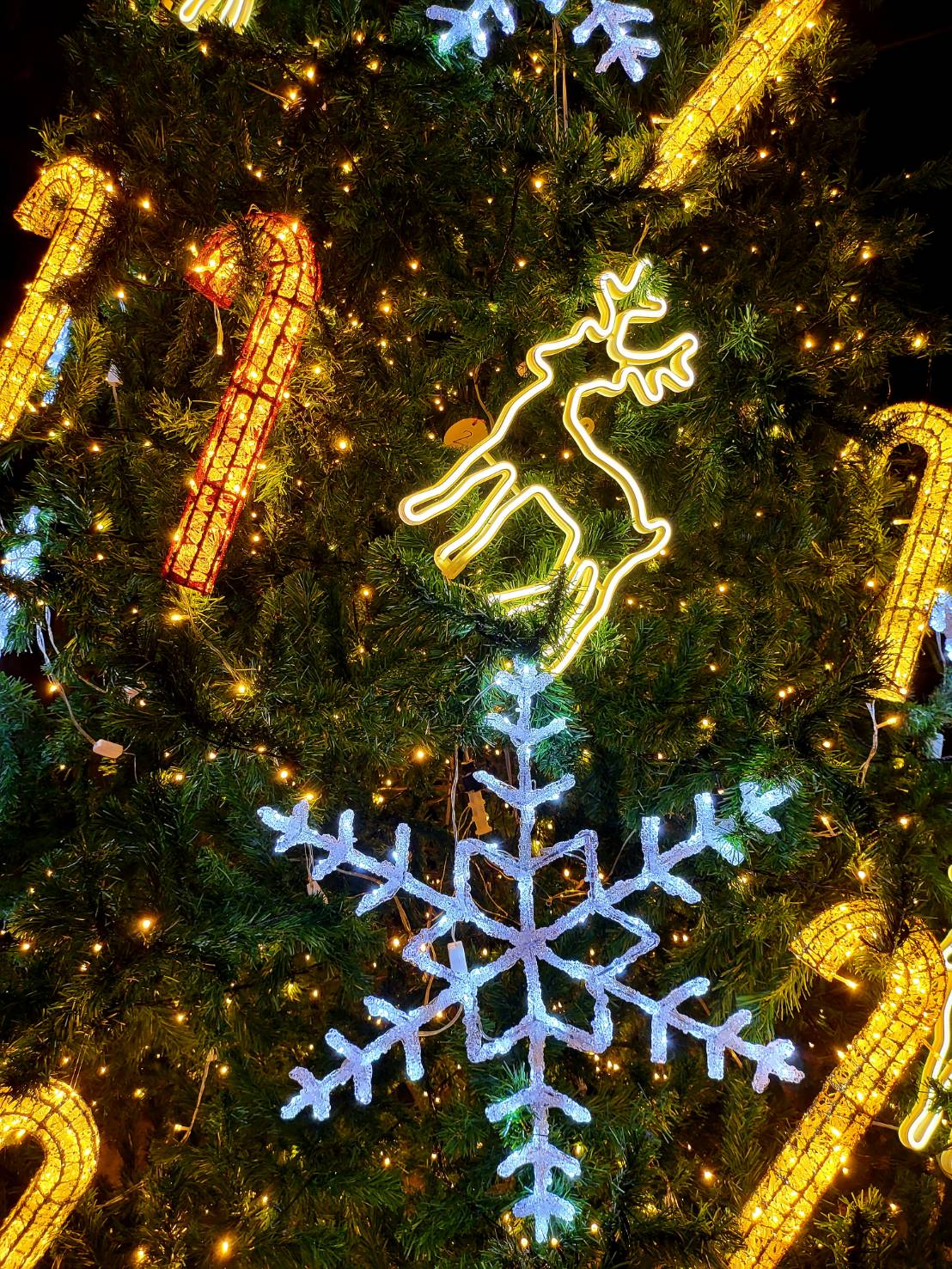 ต้นคริสต์มาสปลอม ขนาด 4.5เมตร พร้อมของตกแต่ง สวยลงตัว