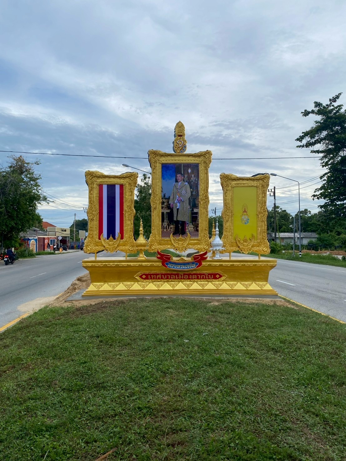 ซุ้มเฉลิมพระเกียรติ D024