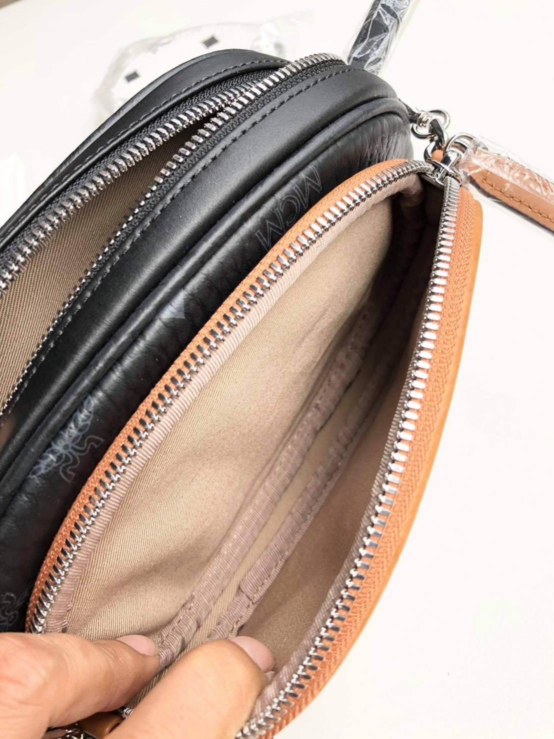 New Mcm crossbody ตัวกระเป๋าถอดออกจากกันได้คะ ใบใหญ่ 8.5” (L) x 5” (H) x 2” (W) ใบเล็ก 7” (L) x 4.5” (H) x 1” (W)