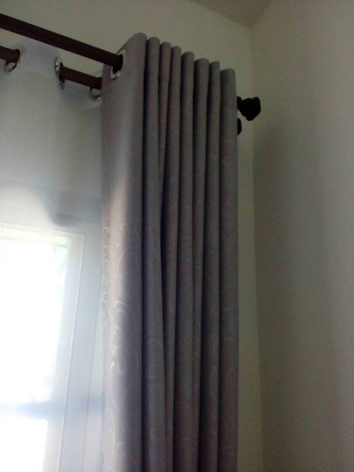 ผ้าม่านตาไก่ โทนสีเทา ลวดลายสีอ่อนตามเนื้อผ้า