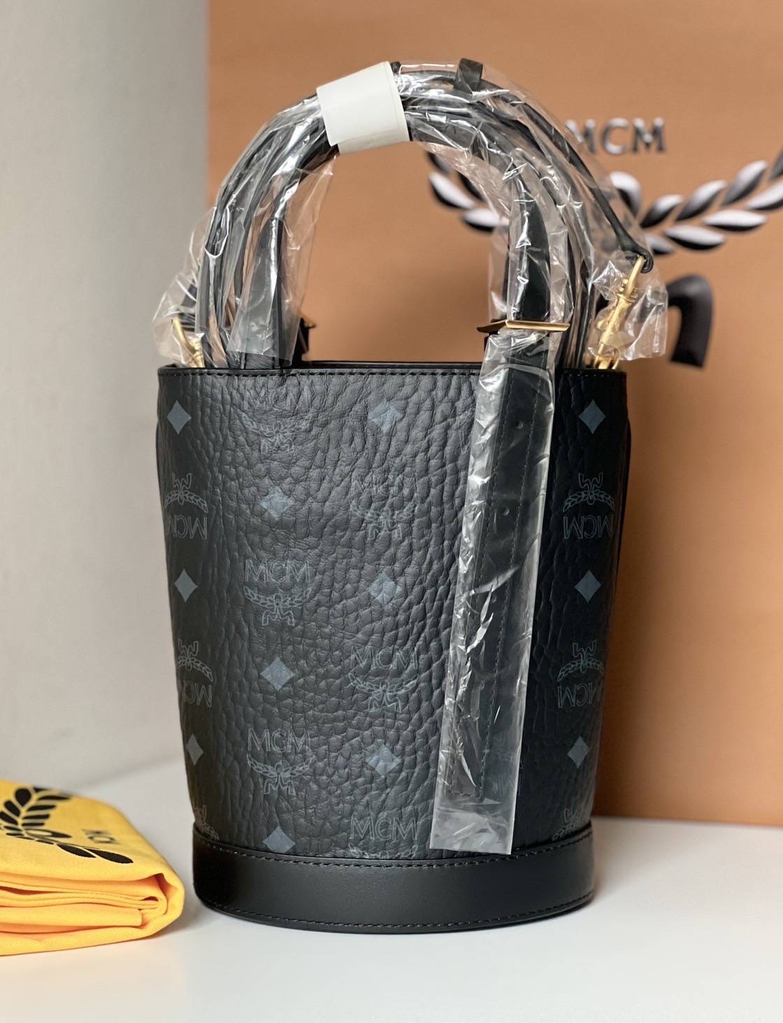 NEW MCM AREN BUCKET TOTE IN VISETOS Sz. 6” (L) x 7.5” (H) x 3.7” (D) อุปกรณ์.ถุงผ้า/การ์ดช็อป