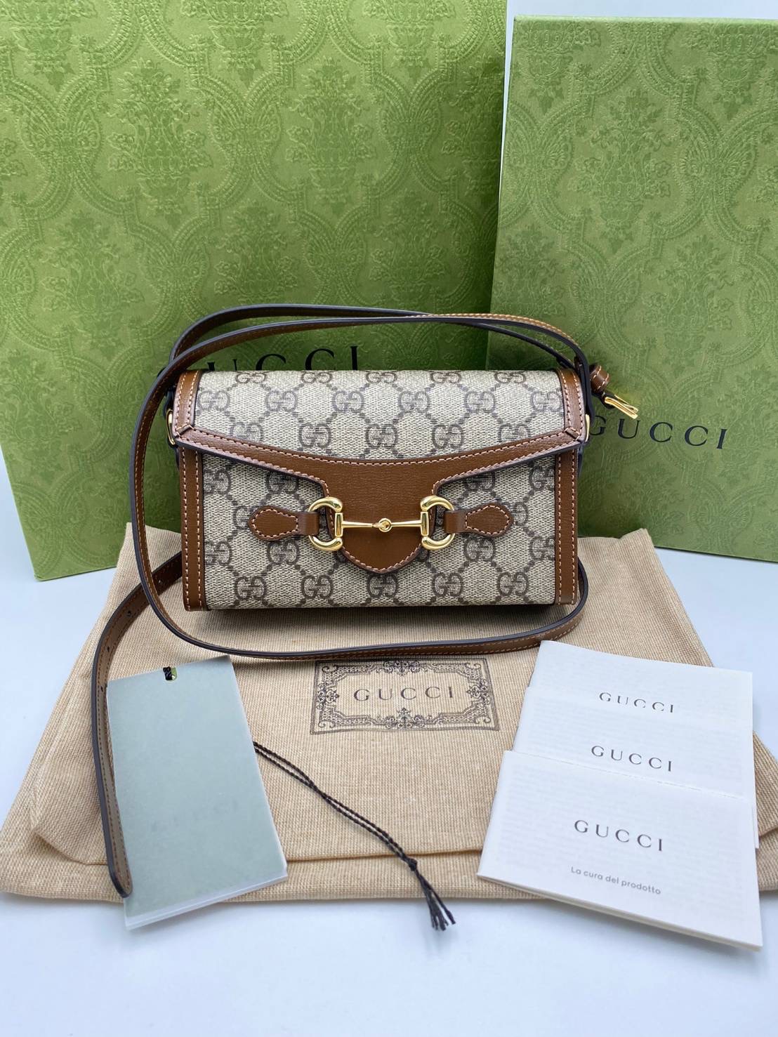 โปรขาดทุน New Gucci horsebit mini *มีตำหนิดูที่รูปสุดท้ายค่ะ ขนาด : 18 x 12 x 5 ซม. อุปกรณ์ : กล่อง ถุงผ้า ถุงกระดาษ การ์ด