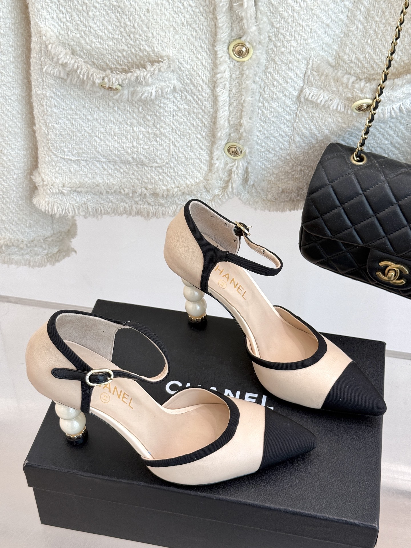 [Pre-order] รองเท้า Chanel Beige/Black Leather CC Cap-Toe Pearl Heel เกรดที่ดีที่สุด