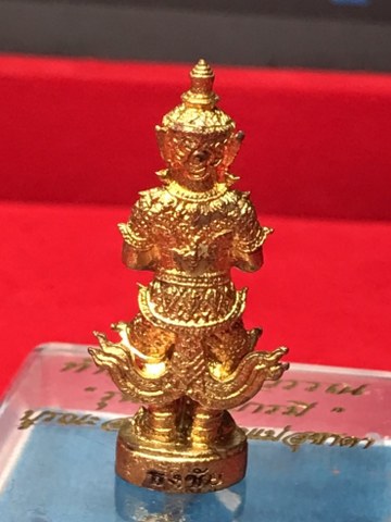 ท้าวเวสสุวัณ รุ่นเสริมบารมี เนื้อทองสวิส ตะบองเงิน เจ้าคุณธงชัยฯ วัดไตรมิตร (ลูกศิษย์หลวงพ่อเกษมฯ ท่านนัับถือหลวงพ่อเกษมฯ มาก และหลวงพ่อก็เมตตาท่านมาก โดยหลวงพ่อ ได้เคยกล่าวกับคุณะศรัทธาว่า หากอยู่ลำปางให้มาหาเรา หากอยู่กรุงเทพ ให้ไปหาเจ้าคุณธงชัย)