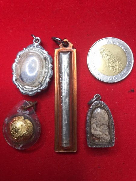 ๑. ตะกรุดเงินจารมือครูบาชุ่ม โพธิโก ๒. รูปถ่ายเก่าด้านหน้าครูบาเจ้าศรีวิชัย ด้านหลังครูบาชุ่ม โพธิโก ๓. พระเกศาครูบาชุ่ม โพธิโก ปิดทอง ๔. พระอัฐิธาตุ ครูบาชุ่ม โพธิโก ได้มาจากลุงดิศ อายุกว่า ๖๐ ปีแล้ว เป็นของรุ่นคุณพ่อชื่อพ่อหนานมี ชาวประตูป่า จ.ลำพูน