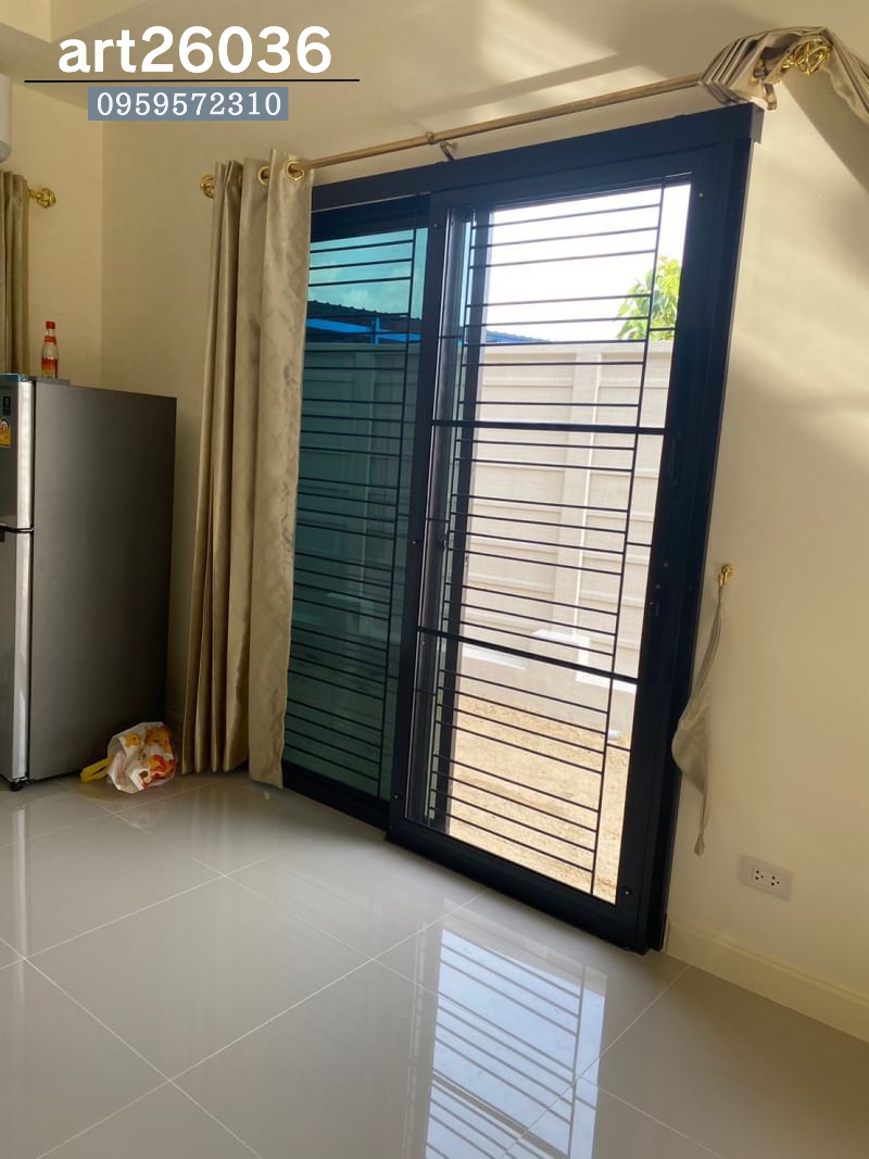 เหล็กดัดสีอบโทนสีดำ โมเดิร์น พร้อมมุ้งลวด ฟิล์มกระจกกันUV