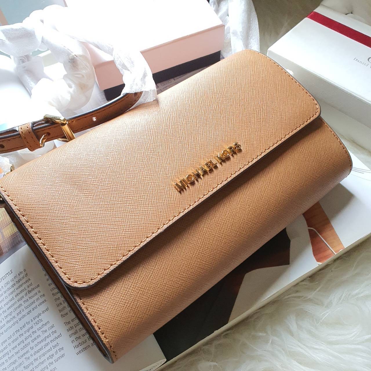 New MICHAEL KORS Jet Set Travel Large Phone Crossbody Leather Style #32T4GTVC3L Size 7” W x 5” H x 1 1/2” D ถอดสายออกถือเป็น clutch bag ได้ ใส่ iPhone Plus ได้
