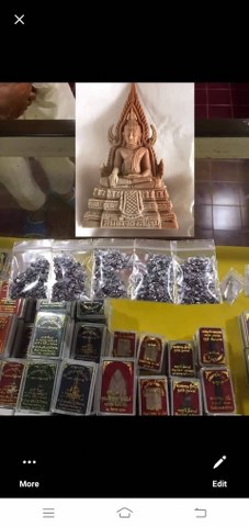 มีผู้บูชาแล้ว แร่โคตรเศรษฐี คุณแม่ชีประทุม โชติอนันต์ ก่อนที่หลวงแม่ประทุมท่านจะละสังขาร ท่านได้สั่งผู้ดูแลสถานปฏิบัติธรรมไว้ว่าถึงปีนั้น พ.ศ. นั้น ให้เอาแร่โคตรเศรษฐี ที่ท่านผสมกับตะกั่วแล้วรีดเป็นแผ่นฝังเก็บไว้ ออกมาตัดเป็นชิ้นเล็ก ๆ ใส่ถุงไว้ ...