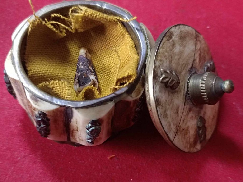 พระทันตธาตุครูบาจ๋ันทิมา วัดบ้านเรือน อ.ป่าซาง จ.ลำพูน พระทันตธาตุองค์นี้ได้มาจาก สล่าบอย อายุ 50 ปี หนานแดง เสียชีวิตแล้วเมื่อปี 2549 หนานแดงได้พระทันตธาตุครูบาจันทิมา นี้เมื่อปี 2520 ปี เป็นหลานหนานแดง หนานแดงเป็นลูกศิษย์ครูบาจันทิมา