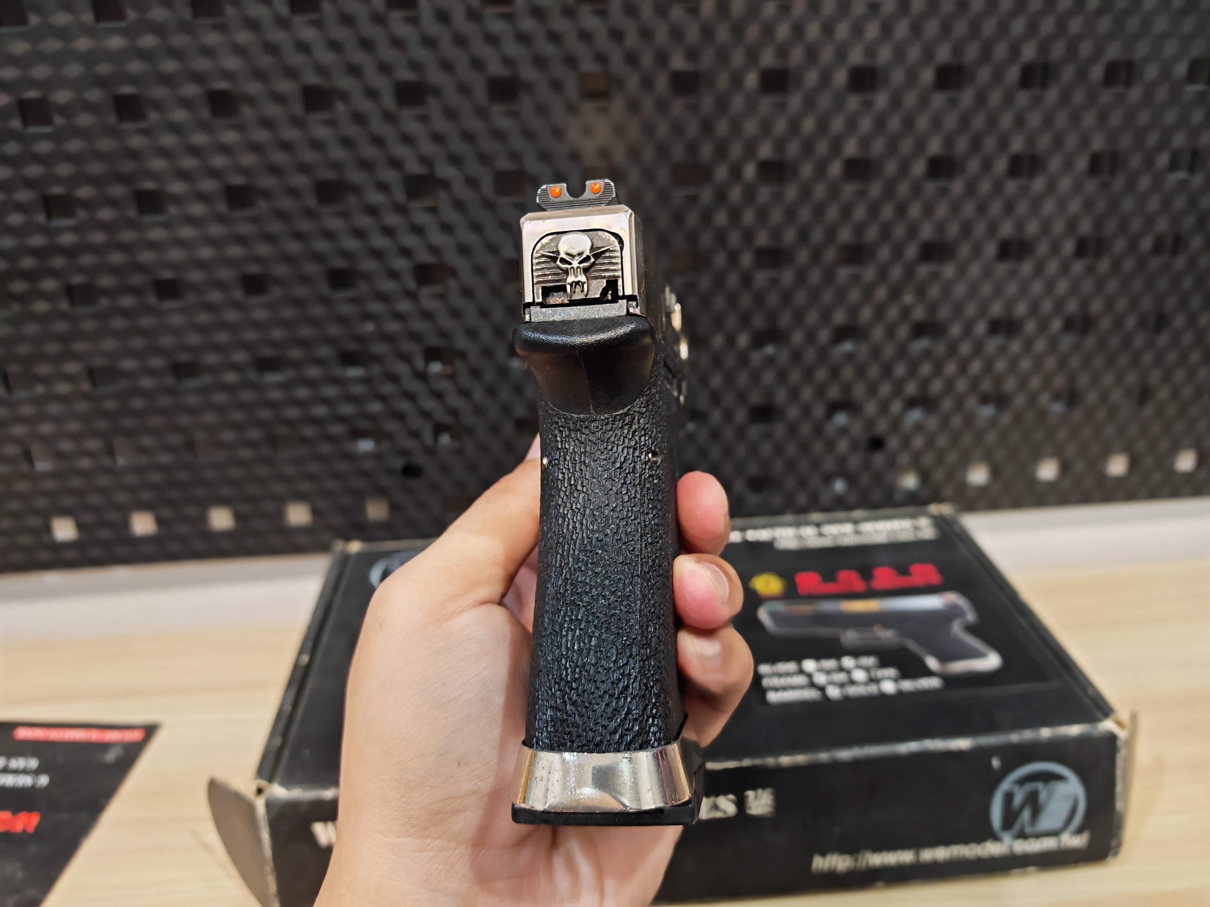 WE Glock19 G-Force Custom เฟรมดำ สไลด์เงิน ลำกล้องทอง GBB BB Gun บีบีกัน แบบแก๊ส ปืนอัดลม มือสอง Airsoft Gun