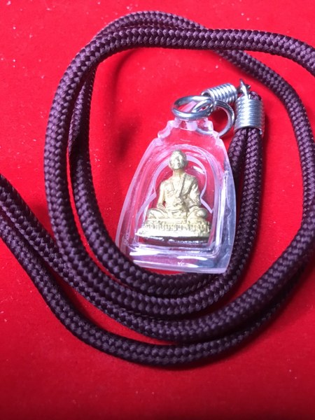 รูปหล่อหลวงปู่ครูบาชัยยะวงศา วัดพระะพุทธบาทห้วยต้ม พร้อมเลี่ยมและเชือกจากวัด เมื่อตอนเช่ามา ทางวัดติดป้ายไว้ว่า ปี ๒๕๒๕ แต่ผมว่าน่าจะเป็นปี ๒๕๓๕ มากกว่าครับ