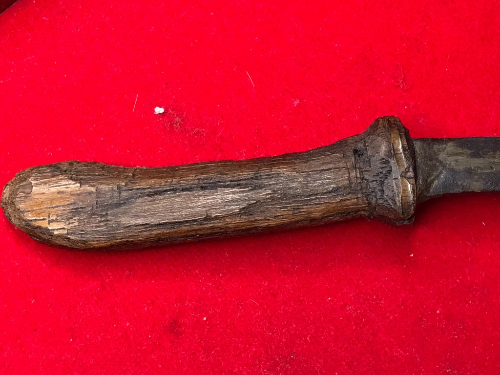 มีดหมอ มีรอยจาร และมีดทำน้ำมนต์ ครูบาชัยยะวงศา ได้มาจากลูกศิษย์ครูบาวงศ์ ปัจจุบัน อายุ 58 ปี ท่านเป็นหมอยารักษาชาวบ้านแถวนั้น ชื่อหนานวิระชัย หรือชาวบ้านเรียกว่าหมอวิระชัย เคยบวชเรียนที่วัดห้วยต้ม ตั้งแต่เป็นเณร เมื่อปี 2525 ถึงปี 2545