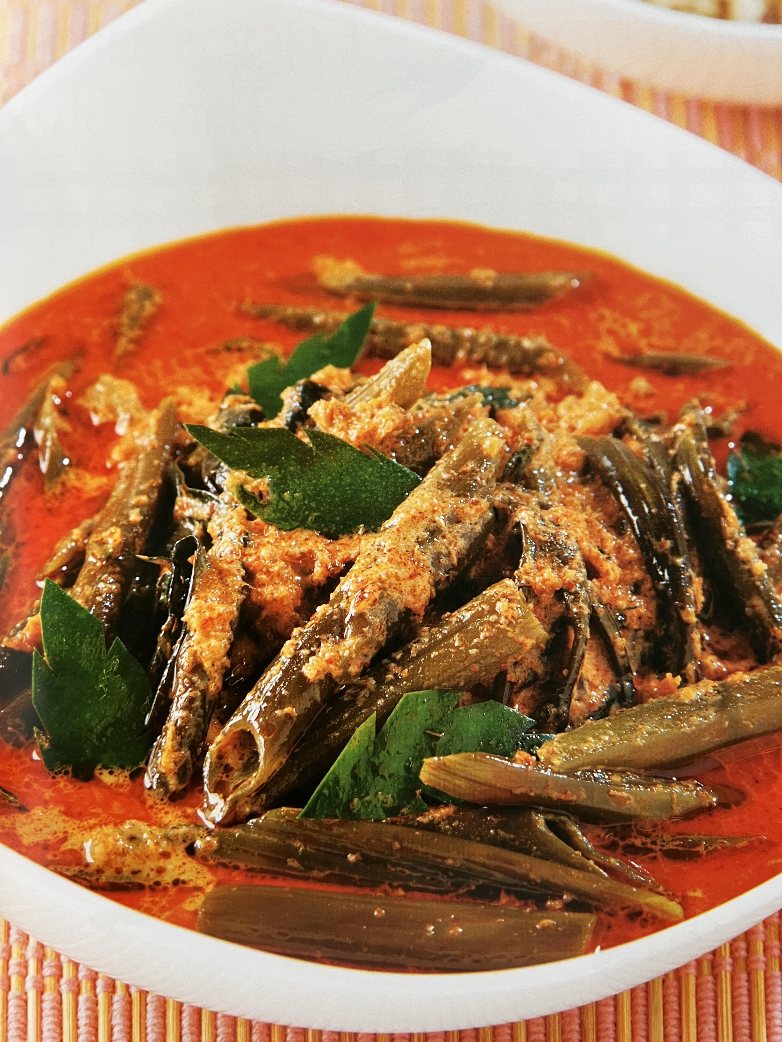 โสมสวลีรังสรรค์ : ตำรับอาหารเพื่อนพึ่ง (ภาฯ) ยามยาก ตำรับอาหารชาววังสวนสุนันทา (2 เล่มชุด)**มีลายเซ็นมอบอาจารย์ศรีสมร คงพันธุ์.