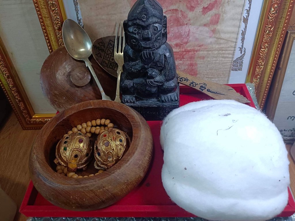 ช้อนไม้ จารมือ เขียนยันห์ หลวงปู่ ครูบาชัยยะวงศา วัดพระพุทธบาทห้วยต้ม ด้ามนี้เป็นวัตถุมงคลอีกชิ้นหนึ่งที่ได้มาจากพระอาจารย์แก้ว ท่านเป็นพระวัดพระพุทธบาทห้วยต้มมาก่อน ปัจจุบันนี้ท่านอยู่ที่สำนักสงฆ์แห่งหนึ่งในอำเภอเถิน มีพระอยู่ ๒-๓ รูป และเณรอีก ๒-๓ รูป