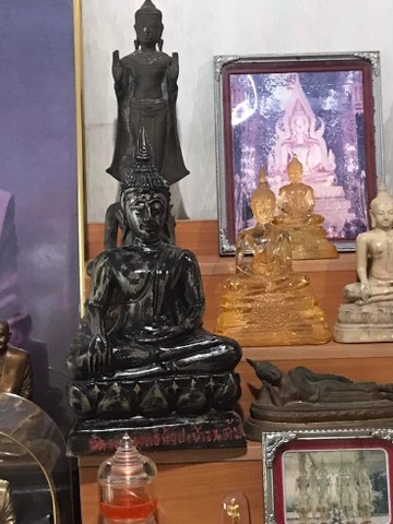 พระพุทธรูปองค์นี้แกะจากไม้เสาวิหาร ได้มาจากรองเจ้าอาวาส ซึ่งปัจจุบันท่านได้ย้ายไปเป็น เจ้าอาวาสวัดที่จังหวัดตาก มา 4-5 ปีแล้ว (บันทึกปี 2565) มีรอยแกะเขียนไว้ว่าแกะถวายท่าน เมื่อ 11 กุมภาพันธ์ 2542