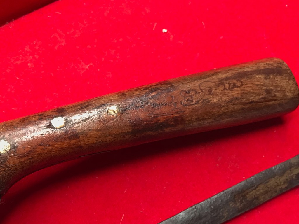 มีดหมอ มีรอยจาร และมีดทำน้ำมนต์ ครูบาชัยยะวงศา ได้มาจากลูกศิษย์ครูบาวงศ์ ปัจจุบัน อายุ 58 ปี ท่านเป็นหมอยารักษาชาวบ้านแถวนั้น ชื่อหนานวิระชัย หรือชาวบ้านเรียกว่าหมอวิระชัย เคยบวชเรียนที่วัดห้วยต้ม ตั้งแต่เป็นเณร เมื่อปี 2525 ถึงปี 2545