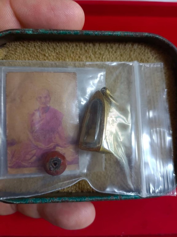 ๑. พระทัตธาตุ ครูบาแก้ว สุทโธ ๒.รูปถ่ายด้านหลังติดจีวร ๓. ล็อกเกตรุ่นแรก ปี ๑๘ ๔. เม็ดประคำจำนวน ๑ เม็ด ๕. รูปถ่ายด้านหลังติดพลอยคำ และ ๖.รูปหล่อรุ่น ๑ ของหลวงปู่แก้ว สุทโธ วัดดอยโมคลาน จ.เชียงใหม่