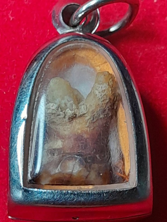 พระทันตธาตุหลวงปู่หล้า นี้ได้จากกำนันคำ อดีตกำนันบ้านปากกอง อ.สารภี จ.เชียงใหม่ ปัจจุบันอายุ 86 ปี (บันทึก พ.ศ.2566) กำนันคำเล่าว่าท่านเคยรับใช้หลวงปู่หล้าในช่วงปี 2530 ส่วนพระทันตธาตุองค์นี้ท่านได้รับมาจากมือหลวงปู่หล้า เมื่อปี 2533