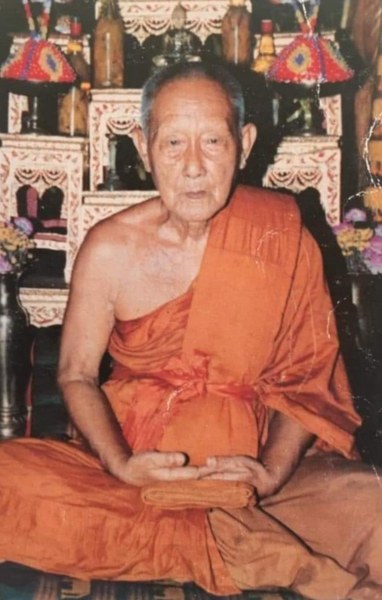 พระทันตธาตุ พระเกศาและจีวร ครูบาแก้ว วัดห้วยแทงโพธิญาณ อ.บ้านโฮ่ง จ.ลำพูน ชุดนี้ ได้มาจากอดีต ผอ. เกษตร อ.บ้านโฮ่ง ชื่อลุงอำนาจ อายุ 64 ปี เมื่อปี 2532 ท่านได้เป็นศิษย์เคยดูแลรับใช้ครุบาแก้ว วัดห้วยแทงฯ จ.ลำพูน และได้พระทันตธาตุ จีวรนี้มาในปี 2536