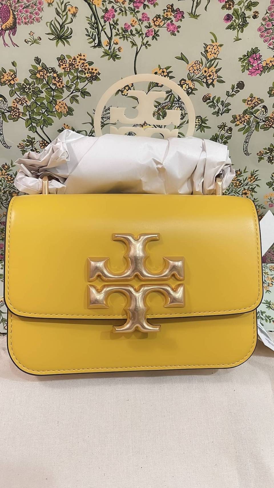 New Tory Burch Eleanor Small Convertible Shoulder bag สีเหลือง Golden Crest สวยเด่น หรูหรา ขนาด Height: 5.4" (13.5 cm); length: 7.6" (19 cm); depth: 2.6" (6.5 cm)