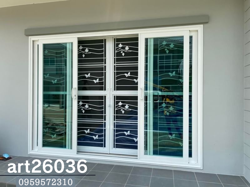 เหล็กดัดพร้อมมุ้งลวด ผีเสื้อสีขาว มีทั้งประตูและหน้าต่าง