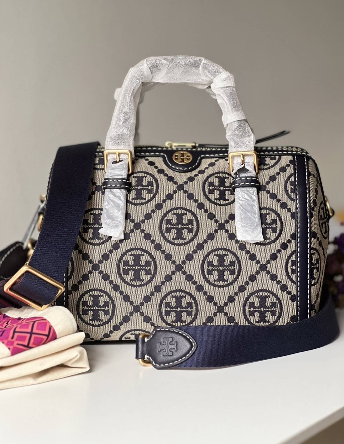 New Tory Burch T Monogram Leather Barrel Bag สายสปอร์ต์ ถอดได้ ปรับได้ค่ะ Sz.10"L x 7.25"H x 6.25"W อุปกรณ์.ถุงผ้า/ป้ายราคา