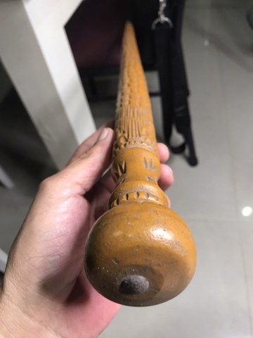 ไม้เท้าครูบาชัยยะวงศา เล่มนี้ ไม่มีจาร ได้มาจากชาวกะเหรี่ยงท่านหนึ่ง ปัจจุบัน (ปี 2565) อายุ 80-90 ปีแล้ว ตอนที่ไปเอาไม้เท้านี้ เพื่อน ๆ เพื่อนบ้านคุณลุงท่านก็ไปเอาไม้เท้าที่บ้าน ของตัวเองให้ นำมารวม ๆ กัน จึงได้มา 5 เล่มในคราวเดียวกัน