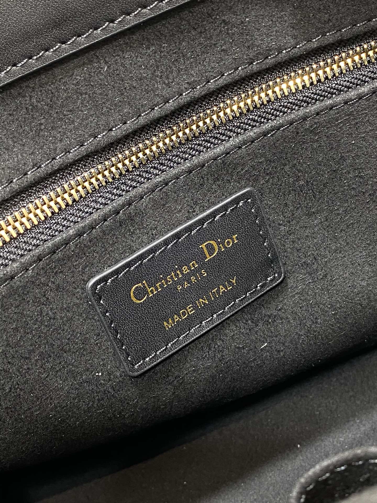 [Pre-order]กระเป๋า Small Dior Book Tote with strap หนังลูกวัวลาย Macrocannage สีดำ งานเกรด Vip คุณภาพดีที่สุด