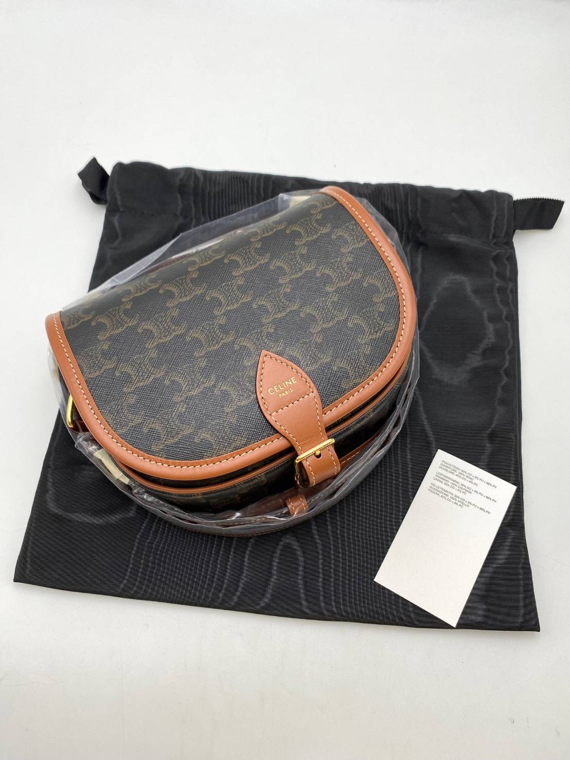 New Celine ช้อปคิงพาวเวอร์ (ราคาช็อป 61,000) Size : Medium Folco ขนาด : 7 X 7 X 3 นิ้ว (18.5 X 17 X 7 ซม)