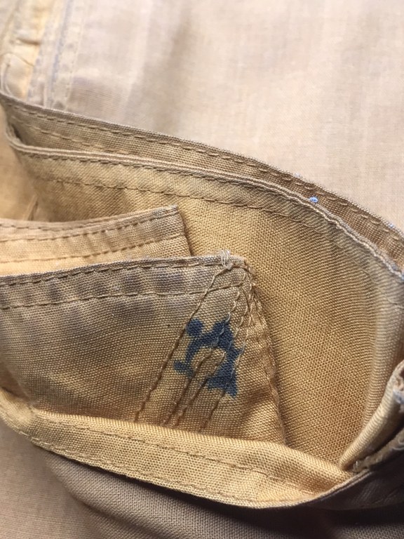 ผ้าจีวร รัดประคต และมีดไม้ (มีดแหก) ครูบาวงศ์ ได้มาจากอดีตพระวัดพระพุทธบาทห้วยต้ม ชื่อพระจอดี้ ปัจจุบัน (บันทึก เดือน พ.ค.2566) พระจอดี้ท่านสึกมาได้ 5-6 เดือนแล้ว ท่านเล่าว่าผ้าจีวรชุดนี้ ท่านได้มาประมาณปี 2537 บวก/ลบ 2-3 ปี เพราะท่านจำไม่ค่อยได้แล้ว