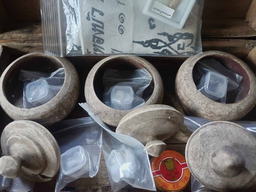 พระทันตธาตุ ครูบาสม วัดเมืองราม จ.น่าน ได้มาจากคุณวินัย อายุ 84 ปี อดีตนายอำเภอหลายพื้นที่ ได้พระทันตธาตุนี้มาปี 2542 จากนายสมชาย เป็นลูกน้อง ปัจจุบันนายสมชายเสียชีวิตแล้ว นายสมชายได้รับมาจากพระรับใช้ครูบาสม ซึ่งได้รับพระทันตธาตุมาจากมือครูบาสม